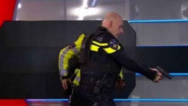 بالفيديو.. بسلاح مزور اقتحم الاستديو ليتحدث على الهواء