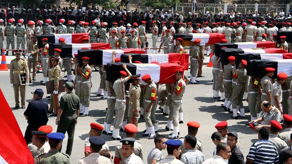 مصر تشيع قتلى سيناء والجيش يواصل حملته