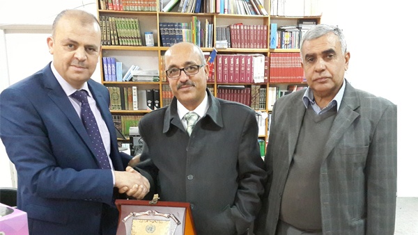 البنك الإسلامي العربي يتبرع بوسائل تعليمية لمدرسة ذكور الأمعري الأساسية
