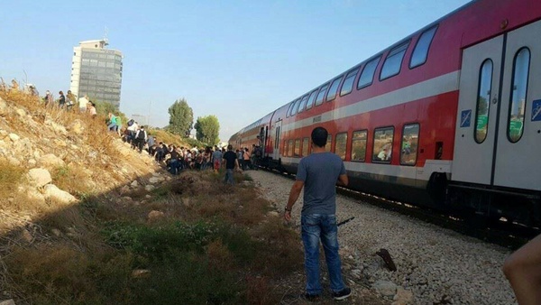 الهلع يدفع ضابطاً لإطلاق النار داخل قطار بحيفا