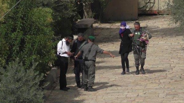 الاحتلال يعتقل شقيقتين على مدخل الإبراهيمي بالخليل