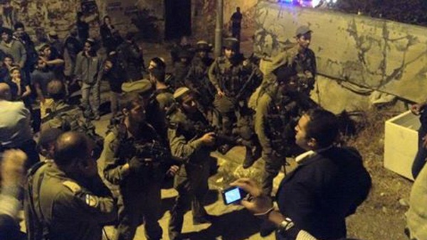 المستوطنون يهاجمون المواطنين ومنازلهم في الخليل