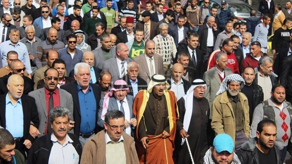 الاحتلال يعتقل 8 من وجهاء الخليل