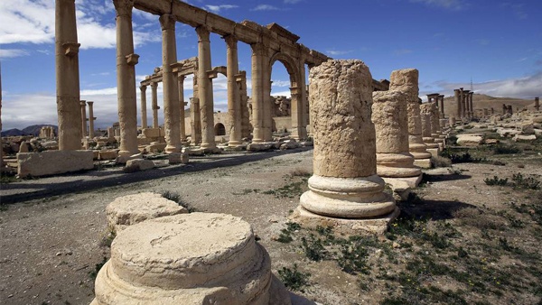 داعش يعدم 3 أشخاص بتفجير أعمدة أثرية في تدمر