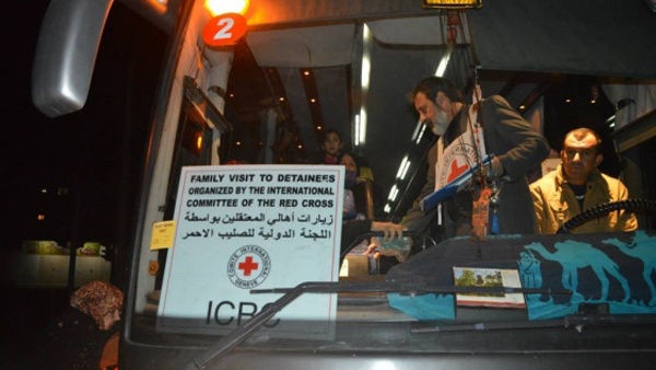 أهالي أسرى غزة يزورون 31 أسيراً بـ"نفحة"