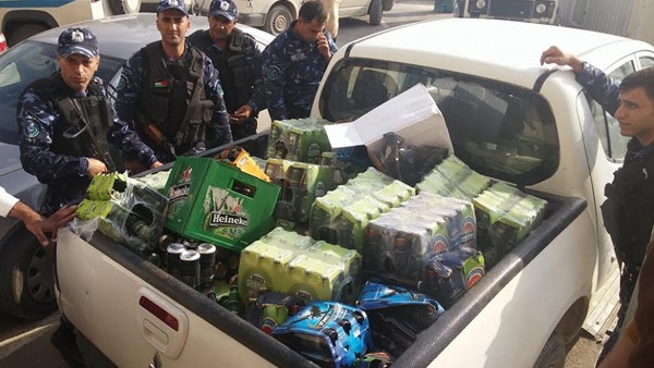 ضبط مشروبات كحولية تباع لأطفال مخيم طولكرم