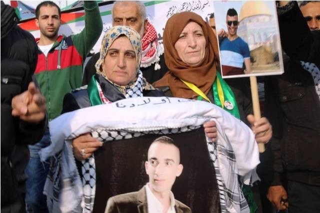 مسيرة بالخليل تطالب بإستعادة جثامين الشهداء