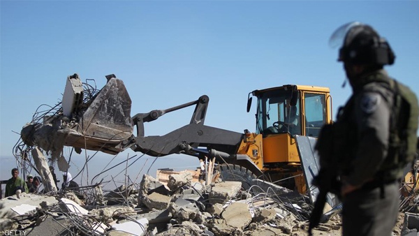 الاحتلال يخطر بوقف العمل بمنزل في البقعة بالخليل