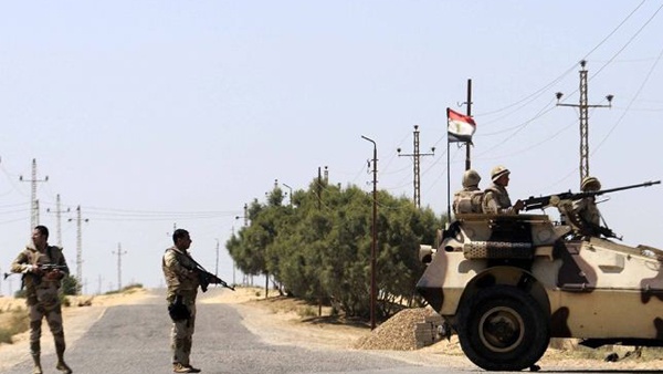 مقتل ضابط مصري وإصابة إثنين بتفجير شمال سيناء