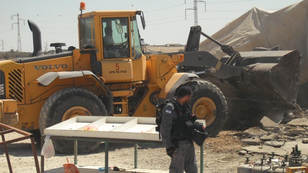 جرفات الاحتلال تداهم سعوة بالنقب