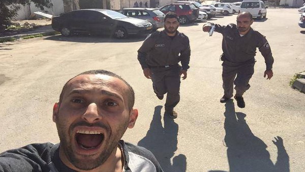 صورة "سلفي والشرطة خلفي" مأخوذة من مشهد تمثيلي