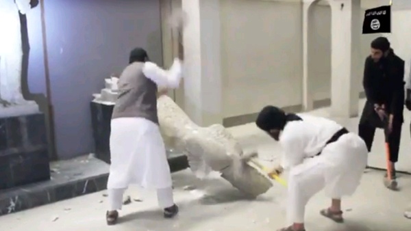 عناصر "داعش" تدمر قطعاً أثرية ثمينة بالموصل