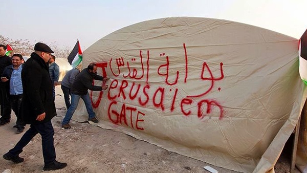 مستوطنون يهدمون