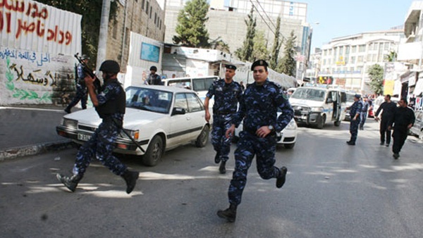 القبض على شخص حاول دهس شرطي بمركبة غير قانونية