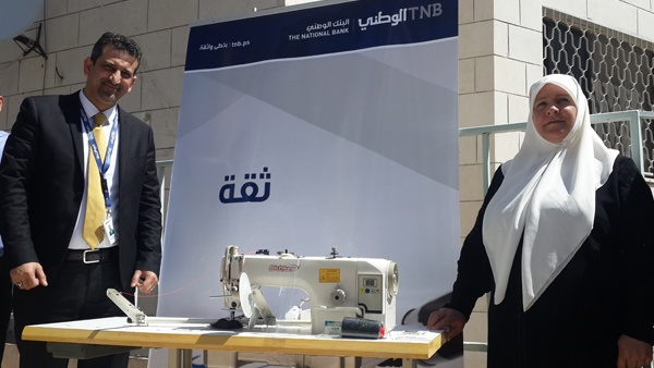 البنك الوطني يفاجئ السيدة نادية ابو عرّة ويحقق حلمها بإهدائها آلة خياطة حديثة لتساهم في رفع المستوى المعيشي لعائلتها