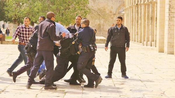 اعتقال شاب بعد الاعتداء عليه بباحات الأقصى