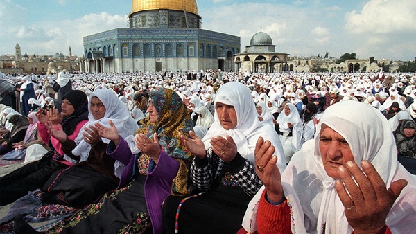 198 غزياً يؤدون صلاة الجمعة بالأقصى