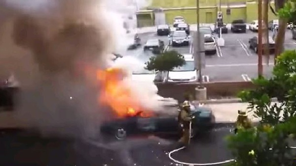 انفجار سيارة بوجه رجل إطفاء