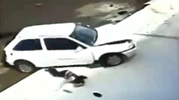 طفل ينجو من الموت باعجوبة