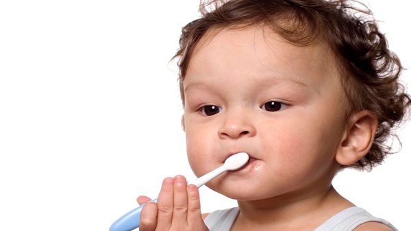 تعرفي على السن المناسب لتنظيف أسنان طفلك