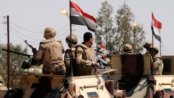 الجيش المصري ينفي مشاركة أي قوات برية في اليمن