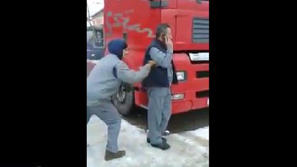 رجل يفجر صاروخاً في صديقه