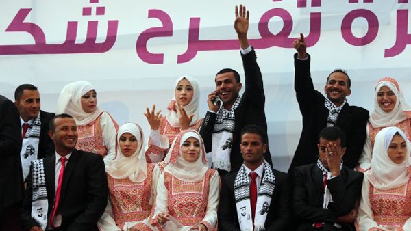 "غزة تفرح" بزفاف 500 عريس