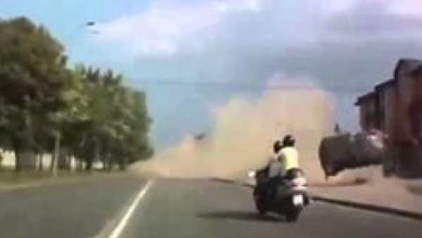 بالفيديو.. لحظة انقلاب سيارة على طريق سريع