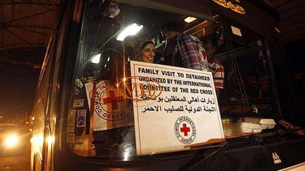 75 من أهالي أسرى القطاع  يزورون أبنائهم في "إيشل"
