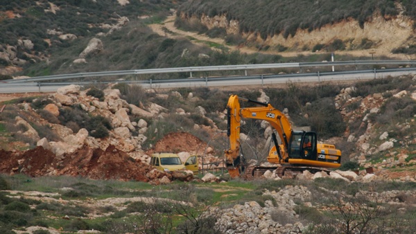 مستوطنون يجرفون أراضي قرية مسحة غرب سلفيت