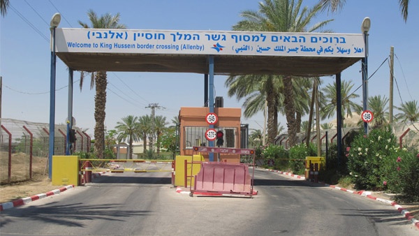 رجال أمن بجسر اللنبي يسرقون الفلسطينيين