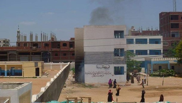 طلبة مصريون يشعلون النيران بمدرستهم