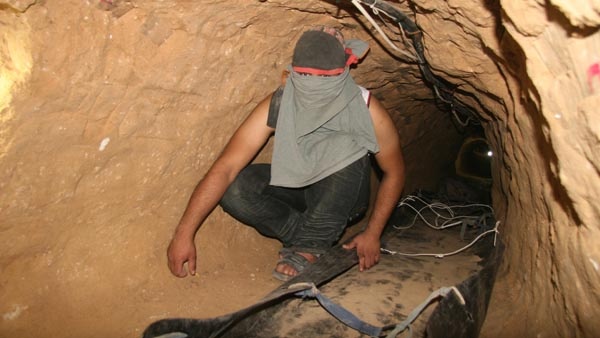 إصابة 7 عمال بالاختناق بنفق حدودي برفح