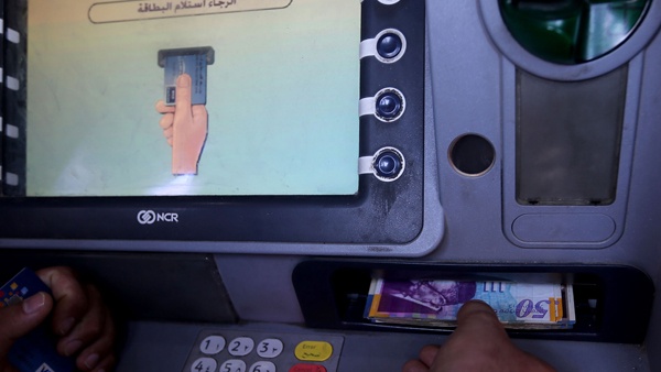 البدء بتنفيذ نظام يمهد لاستخدام وسائل الدفع الالكترونية