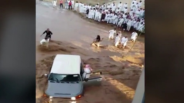 بالفيديو.. إنقاذ سائق جرفت مياه السيل سيارته