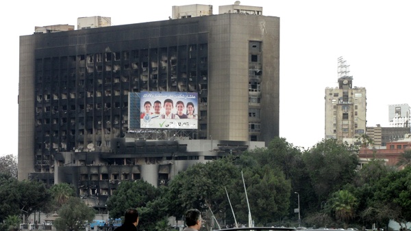 مصر: البدء بهدم مقر "الحزب الوطني"