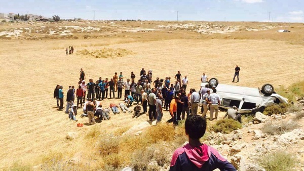 8 إصابات بانقلاب مركبة في السموع