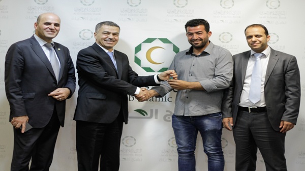 البنك الإسلامي العربي يسلم الفائز السابع  شقة العمر بقيمة 100 ألف دولار