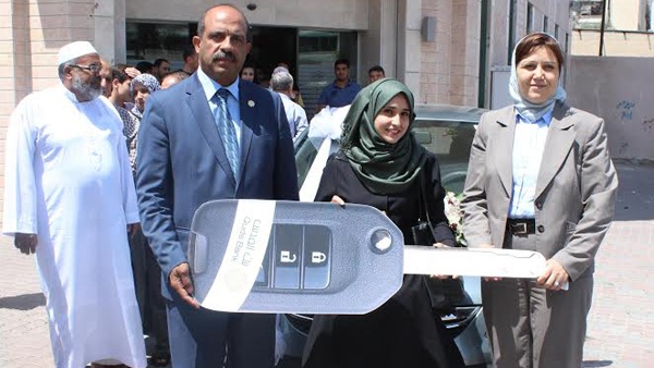 بنك القدس يسلم سيارة أوبل كورسا 2015 لفائزة من غزة وراتب بقيمة 500 دولار لفائز من بيت جالا