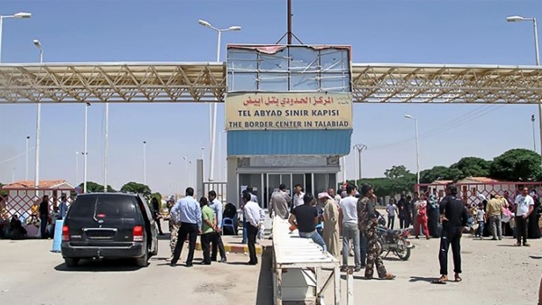 السوريون يعودون من تركيا إلى تل أبيض