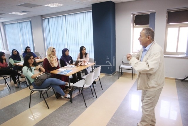 بالصور: دورة في الكلية العصرية الجامعية لطلبة الاعلام حول تعزيز لغة الحوار