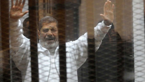 تأجيل الحكم على مرسي بقضيتي التخابر واقتحام السجون
