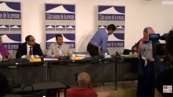 يمنية تلقي حذائها على ممثل الحوثيين بمفاوضات جنيف