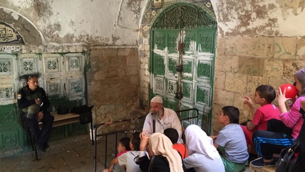 منع مئات الأطفال من دخول الأقصى
