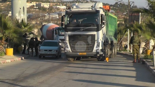 الاحتلال ينصب حاجزاً على مدخل بيت أمر الرئيسي