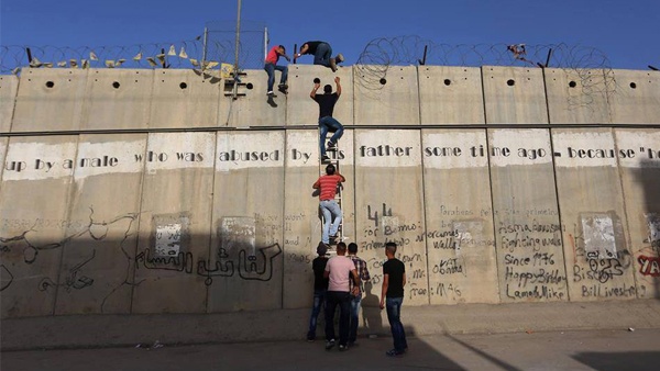 إصابة شاب سقط عن الجدار خلال محاولة الدخول للقدس