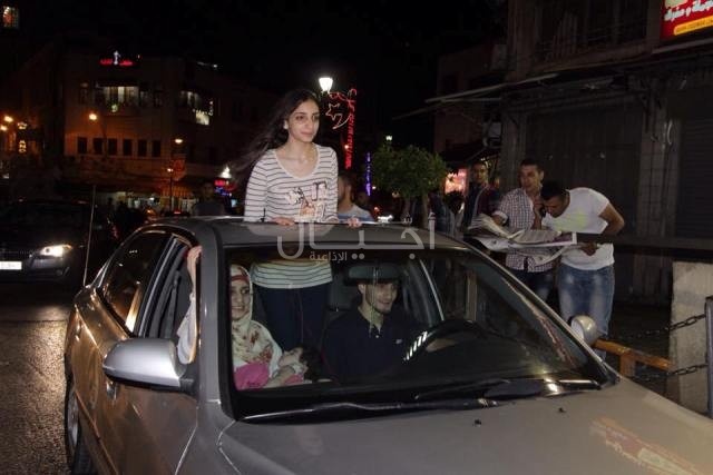 بالصور: لحظة اعلان نتائج التوجيهي في مدينة رام الله