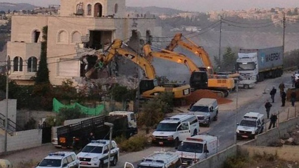 الاحتلال يهدم قاعة أفراح شمال القدس