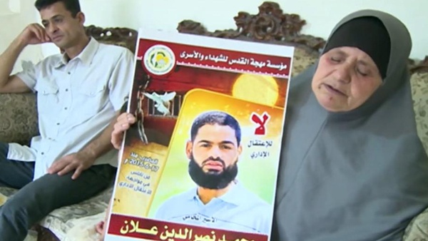 والدة الأسير المضرب علان تعتصم أمام مشفى سوروكا