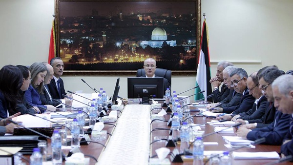 الحكومة تطالب الأونروا بالتراجع عن الإجرارات التي اتخذتها ضد الموظفين والطلاب